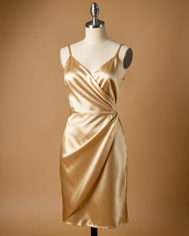Vestido de cetim champanhe drapado em manequim